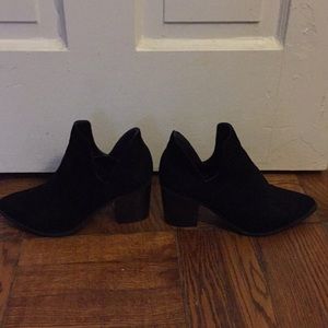 Black side cu-our ankle booties